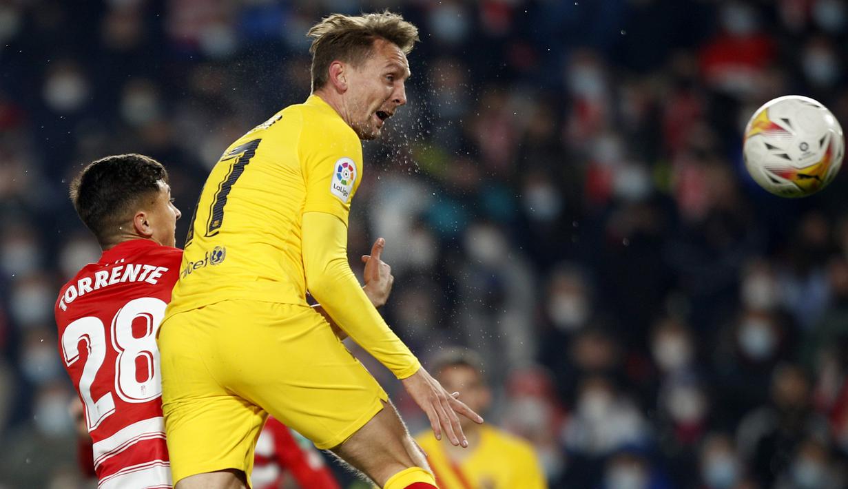 Barcelona sudah berhasil mencetak gol ke gawang Granada pada menit ke-8. Namun gol lewat sundulan Lukuk De Jong tersebut dianulir wasit akibat Gavi yang mengirimkan umpan telah terlebih dahulu terperangkap offside. (AP/Fermin Rodriguez)