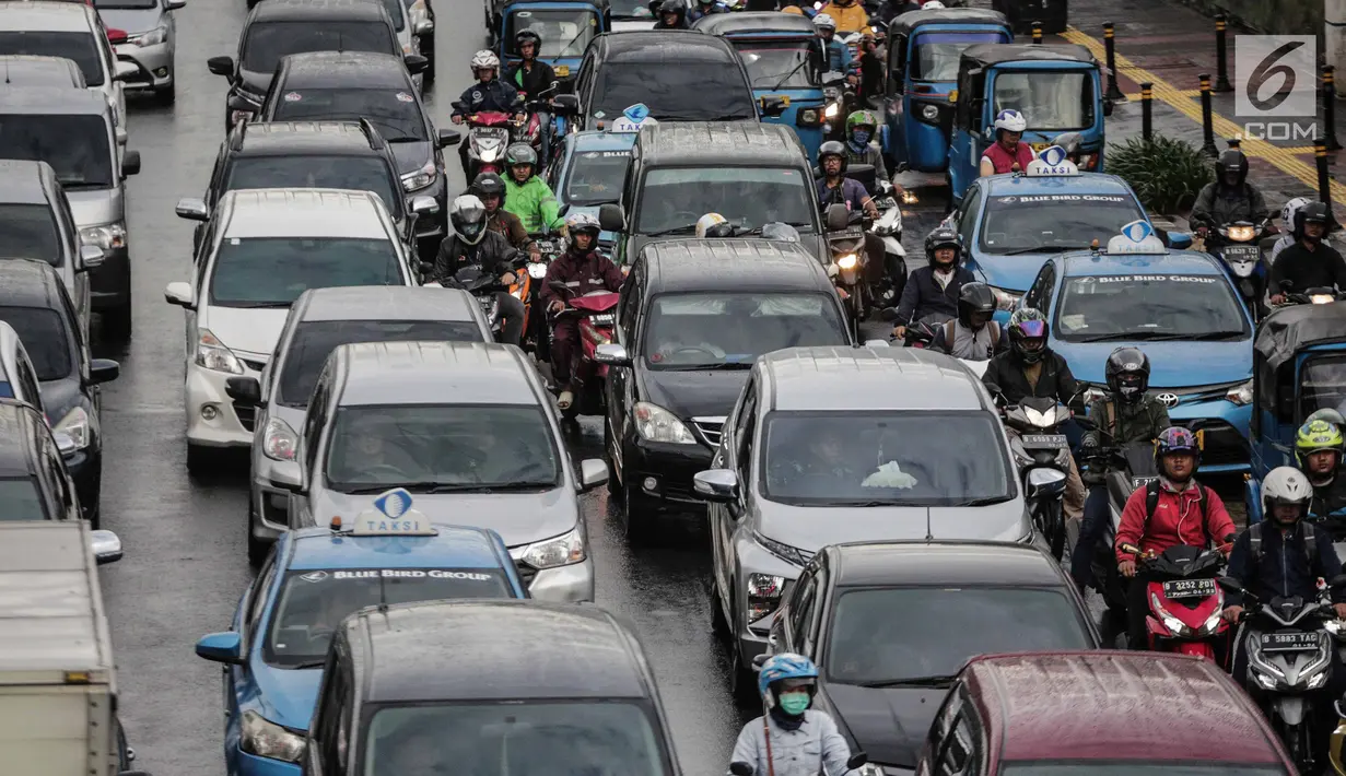 Kendaraan terjebak kemacetan di kawasan Medan Merdeka Timur, Jakarta, Kamis (21/2). Kemacetan terjadi akibat pengalihan arus lalu lintas terkait Malam Munajat 212 di Monas. (Liputan6.com/Faizal Fanani)