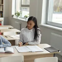 Mengajarkan anak disiplin dapat dilakukan dengan melatih mengatur waktu bermain dan belajar. (Foto/dok: Freepik)