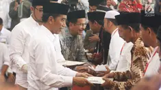 Presiden Joko Widodo saat membagikan sertifikat tanah wakaf di Masjid Raya Bani Umar, Tangerang Selatan, Jumat (22/2). Jokowi membagikan 351 sertifikat tanah wakaf untuk musala, tempat pendidikan dan pesantren. (Liputan6.com/Angga Yuniar)