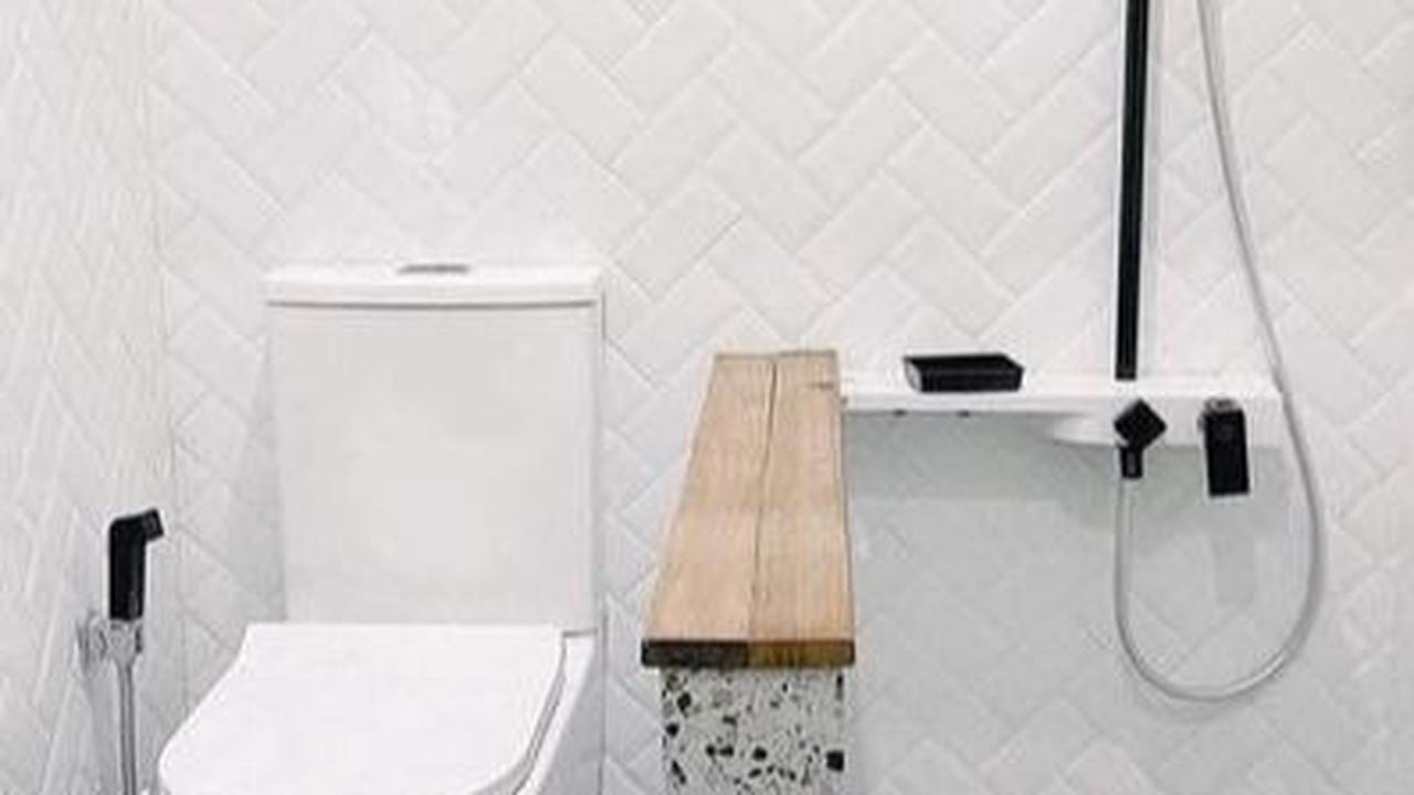 Kamar Mandi dengan Shower Sederhana