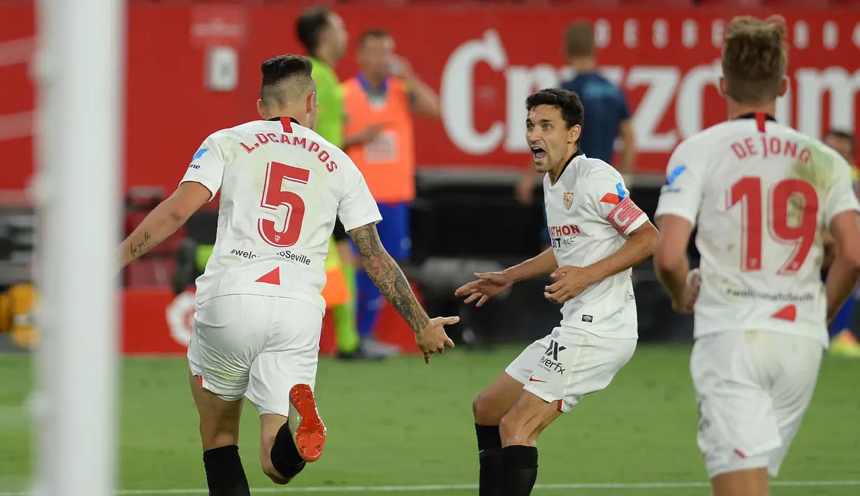 Pemain Sevilla merayakan gol yang dicetak Lucas Ocampos ke gawang Eibar pada laga lanjutan La Liga pekan ke-34 di Estadio Ramon Sanchez Pizjuan, Selasa (7/7/2020) dini hari WIB. Sevilla menang 1-0 atas Eibar. (AFP/Cristina Quicler)