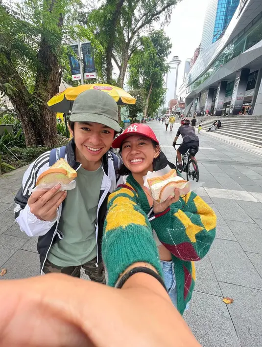 Di tengah sibuknya shooting, Angga Yunanda dan Shenina Cinnamon tetap meluangkan waktu untuk quality time. Kali ini, keduanya berlibur ke Singapura. (Instagram/shenacinnamon).