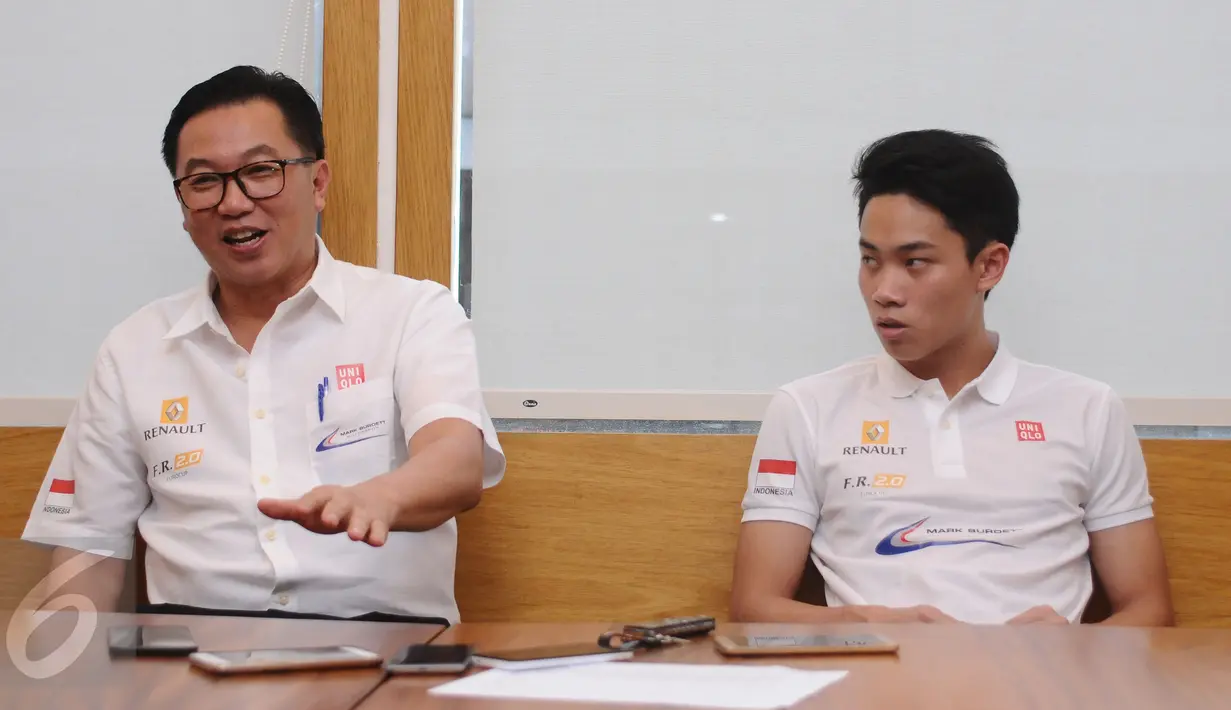Perry Martono menyimak keterangan Mark Burdett Motorsport terkait persiapan Presley Martono berlaga di ajang Eurocup Formula Renault 2.0 2017, Jakarta, Kamis (9/3). FR 2.0 2017 terdiri dari 10 seri dengan 23 balapan. (Liputan6.com/Helmi Fithriansyah)
