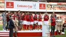 Para pemain Arsenal berpose di atas podium setelah berhasil menjuarai turnamen Piala Emirates yang berlangsung di Stadion Emirates, Minggu (30/7/2017). Arsenal takluk 1-2 dari Sevilla. (AP/John Walton)