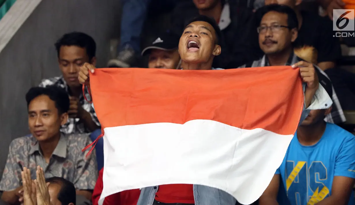 Suporter membentangkan bendera saat menyaksikan laga Indonesia melawan Qatar di Kejuaraan Voli Asia 2017 di GOR Tri Dharma, Gresik, Rabu (26/7). Indonesia unggul 3-2 (24-26, 14-25, 25-20, 25-21, 15-11). (Liputan6.com/Helmi Fithriansyah)