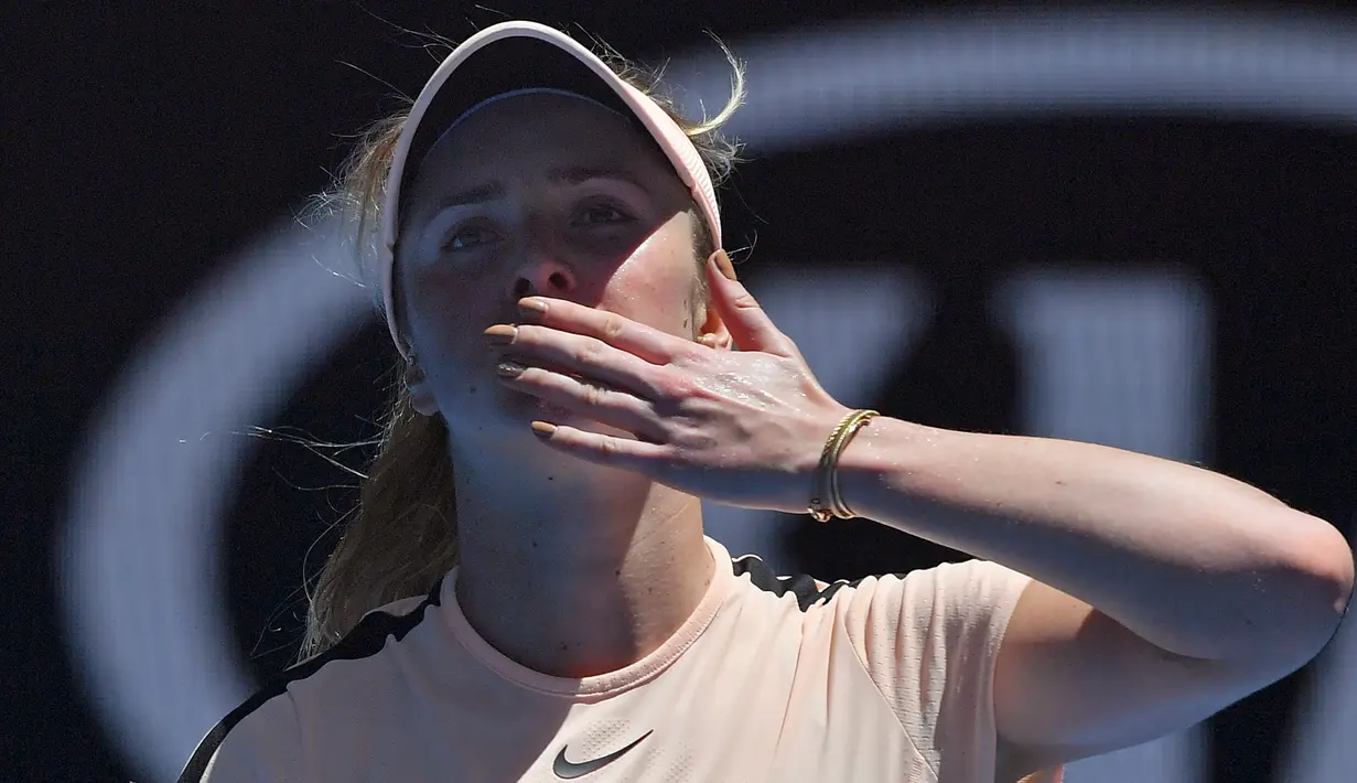 Tangan dengan cat kuku emas milik petenis Ukraina, Elina Svitolina saat berselebrasi setelah mengalahkan petenis Republik Ceko, Katerina Siniakova pada gelaran turnamen tenis Australia Terbuka 2018 di Melbourne, Rabu (17/1). (AP Photo/Andy Brownbill)