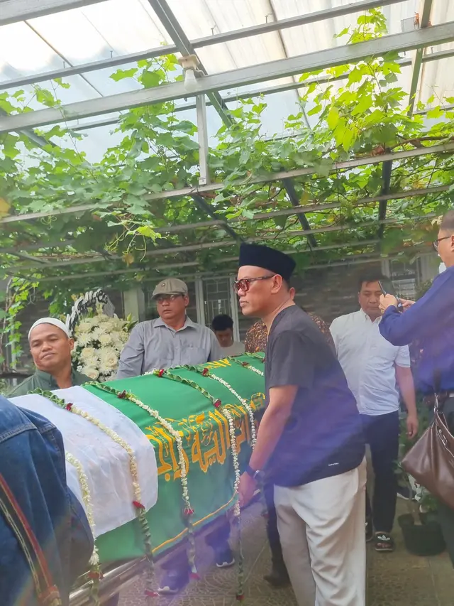 Uya Kuya Mengangkat Jenazah Ayahnya