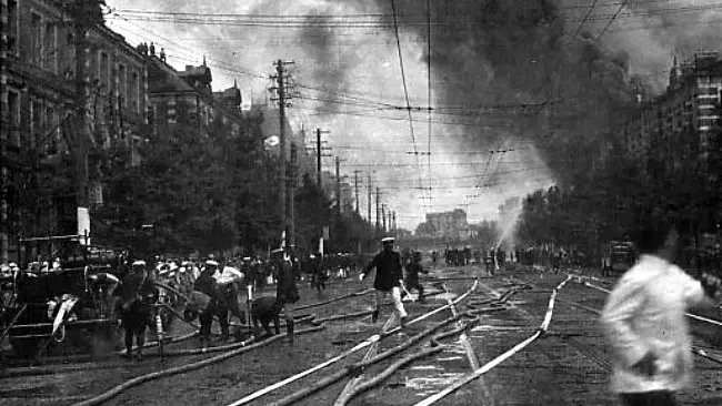 Suasana Marunouchi setelah Gempa Besar Kanto. (Sumber Wikimedia Commons)