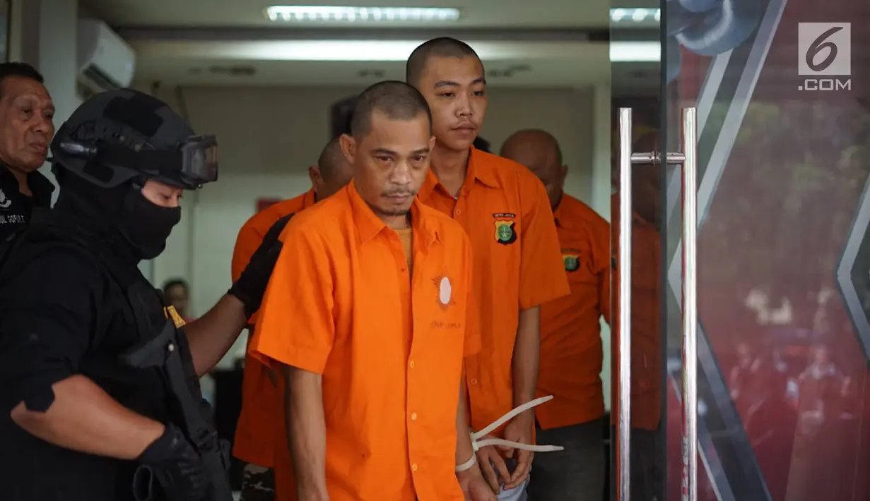 Tersangka dihadirkan saat rilis kasus pencurian ATM dan penipuan di Polda Metro Jaya, Rabu (25/9/2019). Polisi menangkap sembilan orang dari tiga kasus berbeda dengan barang bukti berupa puluhan unit handphone, berbagai jenis kartu ATM, tusuk gigi, dan amplas. (Liputan6.com/Immanuel Antonius)