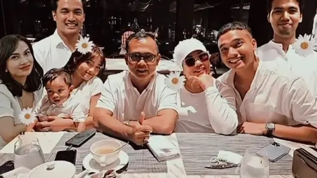 6 Foto Editan Keluarga Fuji Bareng Vanessa Angel dan Bibi Ardiansyah, Hadirnya Terasa