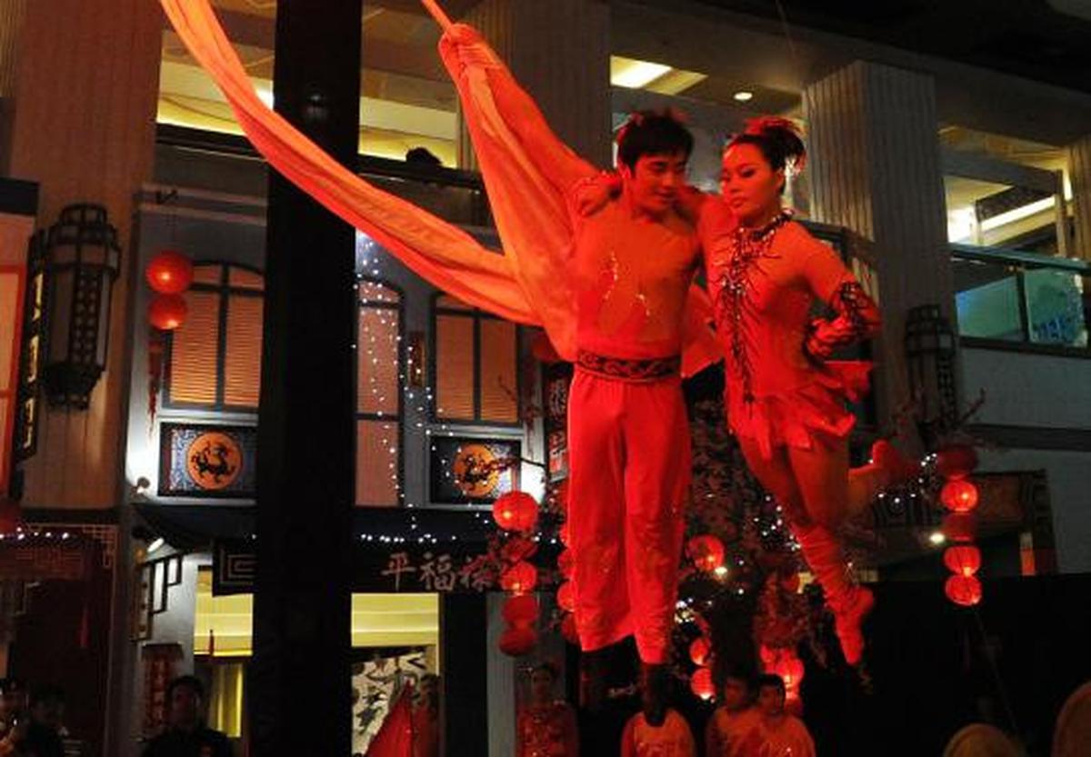 Pertunjukan sirkus di Grand Indonesia Shoping Town