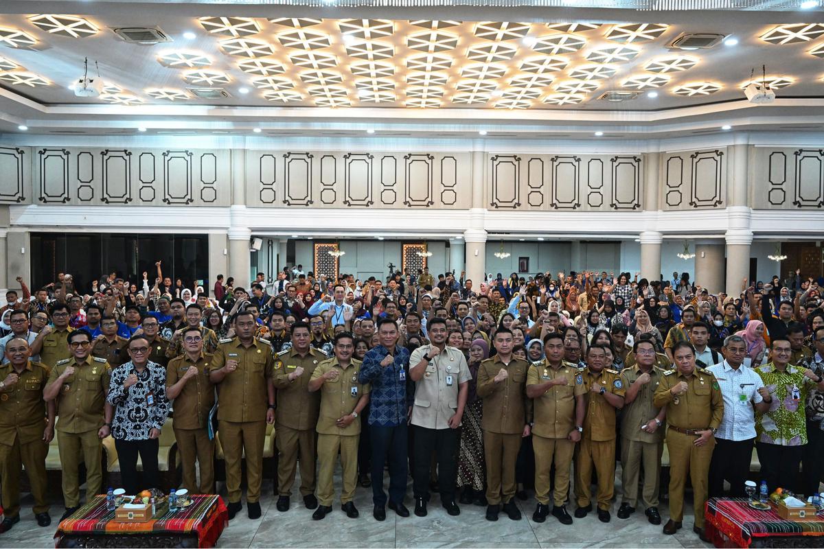 Gubernur Sumut Bobby Nasution saat menghadiri Akad Massal 800.000 KUR dan KPP