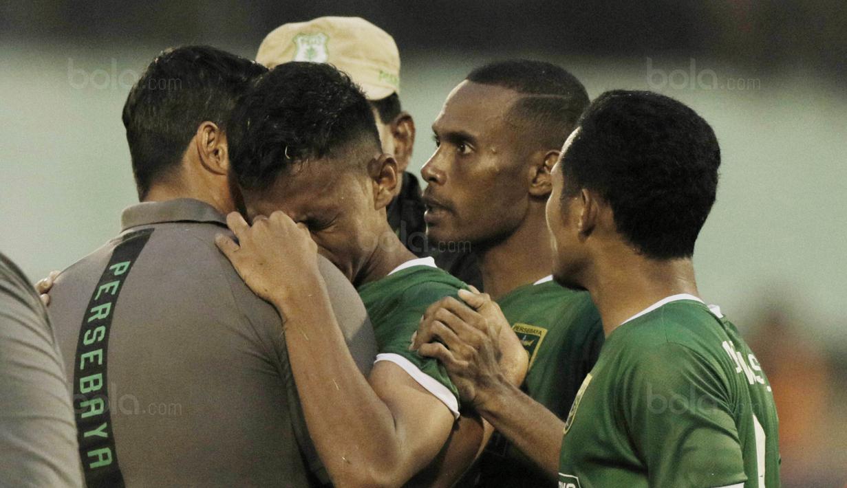 Gelandang Persebaya, Osvaldo Haay, menangis dipelukan Angel Alfredo Vera, usai ditaklukkan PSMS pada laga perempat final Piala Presiden di Stadion Manahan, Solo, Sabtu, (3/2/2018). PSMS menang adu penalti dengan skor 4-3. (Bola.com/M Iqbal Ichsan)