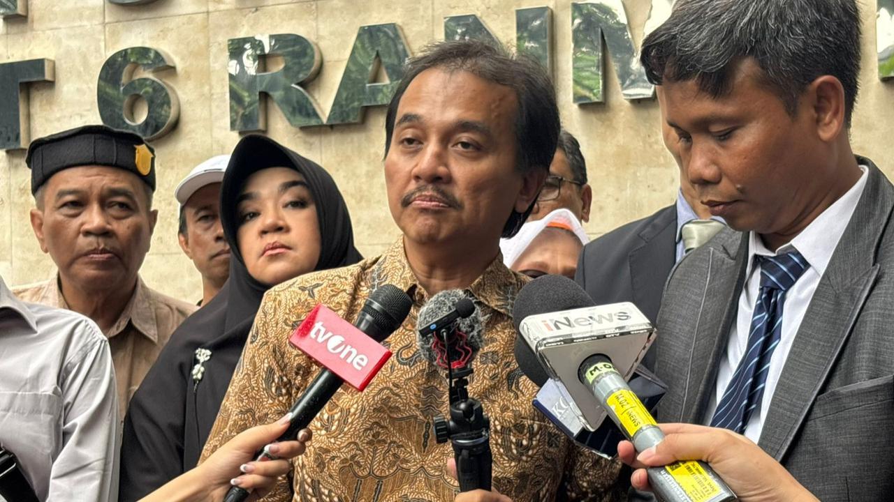 Roy Suryo usai menjalani pemeriksaan dalam kasus dugaan penyebaran berita bohong terkait tudingan ijazah palsu Presiden Joko Widodo atau Jokowi.