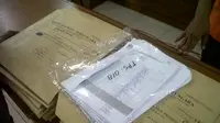 Saat ini, surat suara di Rawa Bunga sudah dikeluarkan dari kotak suara dan telah dimasukkan dalam amplop coklat. 