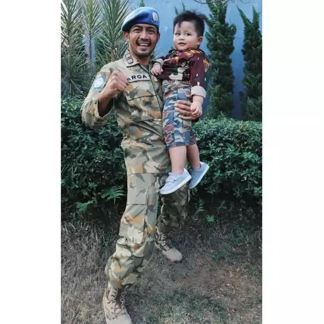 Yama Carlos mengenakan seragam ala TNI untuk film Pasukan Garuda: I Leave My Heart in Lebanon