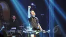 Aksi Owl City yang sukses membuat penonton terlarut dalam konser bertajuk 'Owl City Indonesian Tour 2015', di Rolling Stone Cafe, Jakarta, Senin (11/5/2015). (Liputan6.com/Panji Diksana) 