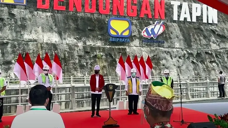 Presiden Jokowi meresmikan Bendungan Tapin di Desa Pipitak Jaya, Kabupaten Tapin, Kalsel, Kamis (18/02/2021). (Foto: Setkab.go.id)