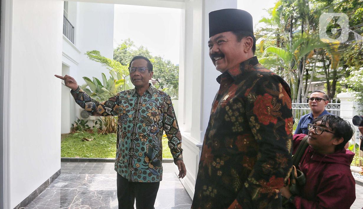 Selain bersilaturahmi, Menko Polhukam Hadi Tjahjanto mengaku akan berdiskusi serta meminta arahan tugas-tugas yang belum diselesaikan oleh Mahfud Md saat menjabat. (Liputan6.com/Angga Yuniar)