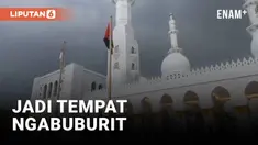 Masjid Raya Sheikh Zayed Solo jadi tempat tujuan warga menunggu waktu berbuka puasa. Warga pun mengabadikan kemegahan masjid tersebut dengan berswafoto. Warga juga dapat menikmati takjil yang disediakan pengurus masjid.