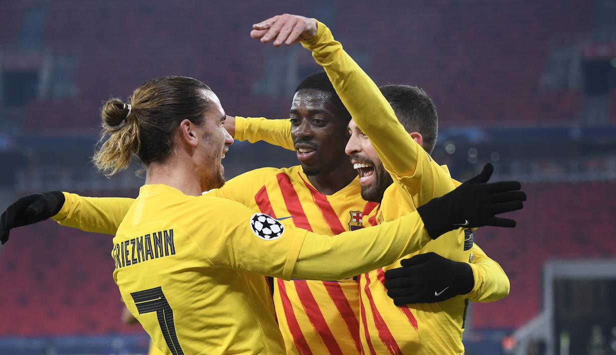 Pemain Barcelona merayakan gol yang dicetak Antoine Griezmann ke gawang Ferencvaros pada laga lanjutan Liga Champions di Puskas Arena, Kamis (3/12/2020) dini hari WIB. Barcelona menang 3-0 atas Ferencvaros. (AFP/Attila Kisbenedek)