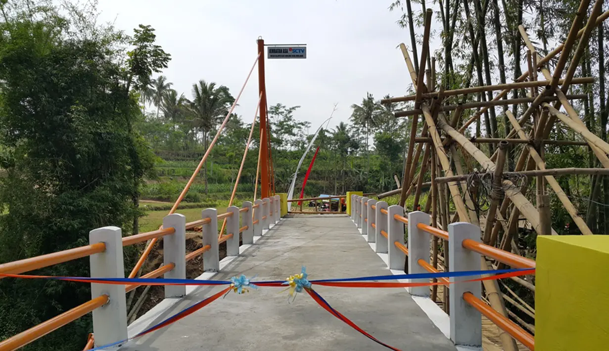 Jembatan Asa keempat bantuan pemirsa SCTV yang dibangun di Desa Blayu, Wajak, Malang, Jawa Timur diresmikan pada 8 November 2015. Warga kini dapat menyeberang dengan leluasa dan tidak perlu lagi meniti jembatan bambu yang sudah usang. (Foto: Doni Arianto)