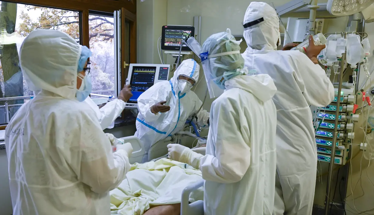 Perawat dan dokter merawat pasien Covid-19 di ICU Rumah Sakit Lozenets di Sofia, Selasa (9/11/2021). Bulgaria mencatat rekor kematian harian Covid-19 pada Selasa saat negara dengan jumlah penerima vaksin paling sedikit di Uni Eropa itu menghadapi gelombang keempat pandemi. (Nikolay DOYCHINOV/AFP)