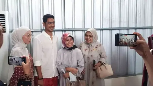 Penampilan Simpel Arya Saloka Hadir di Pengajian 1.000 Hari Wafatnya Ibunda Jokowi