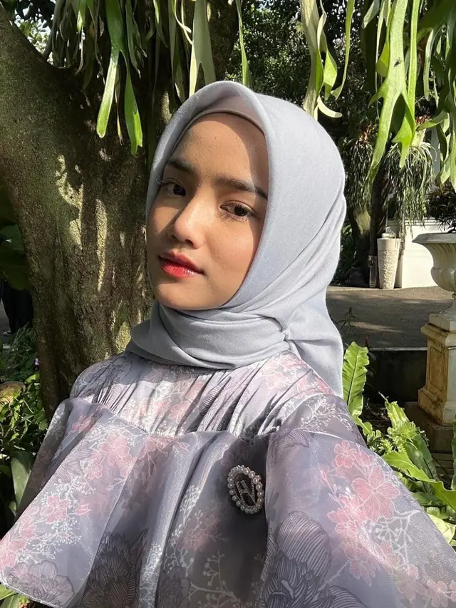 Fuji tampil menggunakan hijab