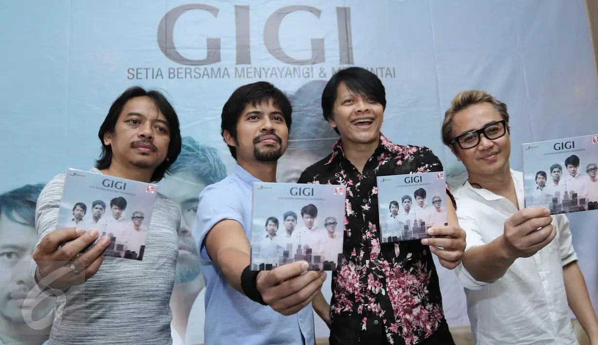 Personil band GIGI berpose dengan albumnya seusai peluncuran album religi ke-9 di kawasan Kemang, Jakarta, Senin (15/5). Band GIGI launching album religi ke-9 bertajuk "Setia Bersama Menyayangi Dan Mencintai". (Liputan6.com/Herman Zakharia)