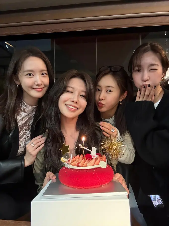 Gaya Sooyoung Rayakan Ultah Bareng Member SNSD, Dapat Kado Tas Makeup Louis Vuitton Rp19 Juta an dan Lampu Portable Stylish