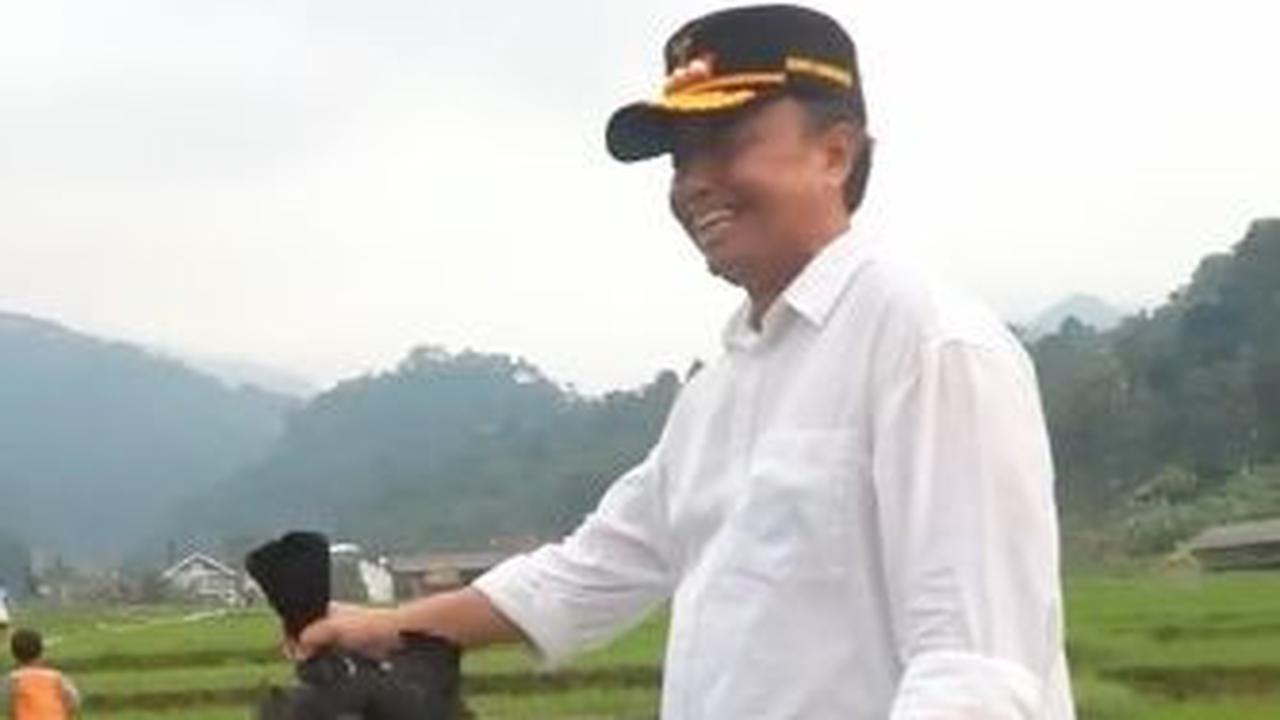 Dalam video terlihat, Herman&nbsp; ngelepek merpati di tengah sawah.&nbsp;