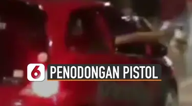 Beredar video pengendara mobil todong pistol ke arah warga dan kerumunan pengendara motor di jalan raya. Belum diketahui apa maksud dan tujuan pengendara mobil itu.