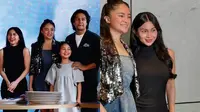 7 Potret Cast Reveal Film La Tahzan, Ariel Tatum Jadi Pembantu Deva Mahenra