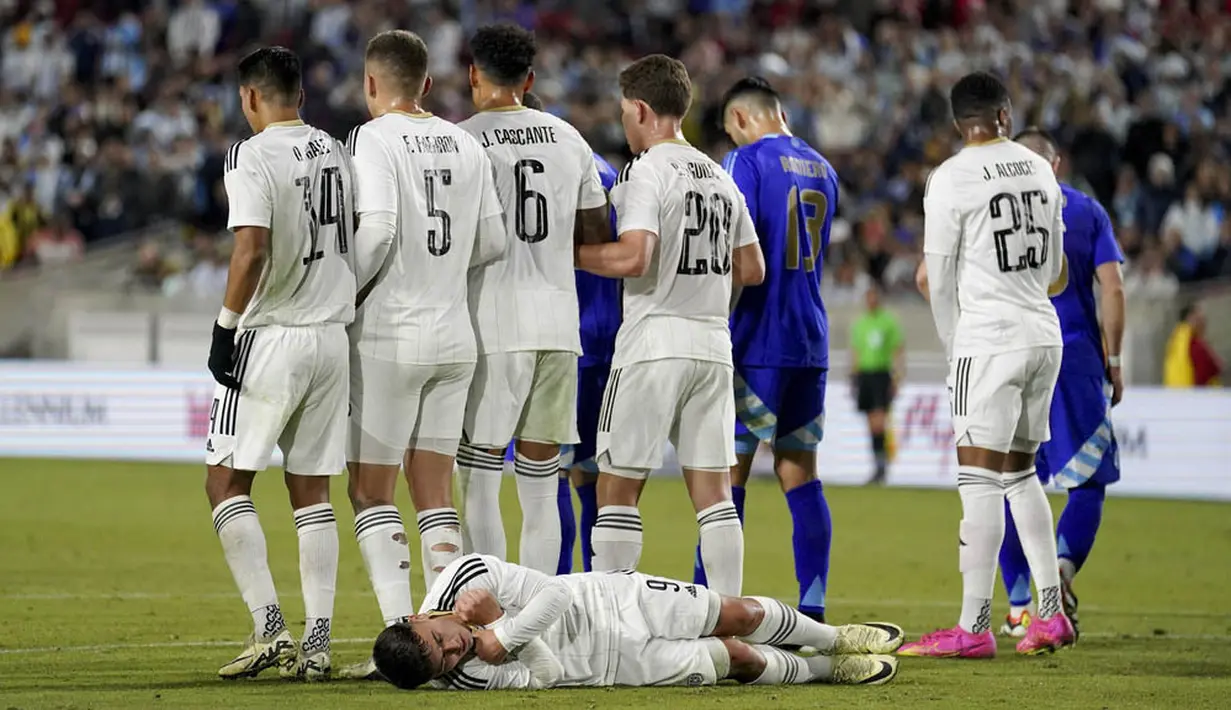 Pemain Kosta Rika membuat pagar betis untuk menghalau tendangan bebas Argentina dalam laga persahabatan yang digelar di Los Angeles Memorial Coliseum, Amerika Serikat, Rabu (27/3/2024). (AP Photo/Eric Thayer)
