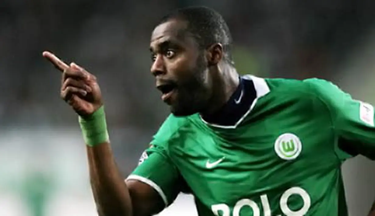 Wolfsburg's Brazilian striker Grafite celebrates after scoring the 2-0 during Bundesliga football match VfL Wolfsburg vs Borussia Dortmund in Wolfsburg on May 12, 2009. AFP PHOTO DDP / RONNY HARTMANN