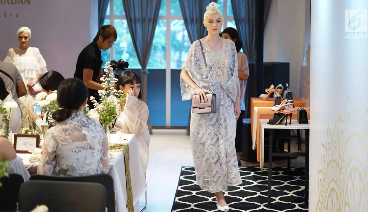 Model mengenakan busana rancangan Pedro dalam acara bertajuk Glamazing Ramadan Event di Jakarta, Sabtu (25/5/2019). Acara ini turut dihadiri Agatha Pricilla, Pamela Aigann, dan Gitta Yunanda yang merupakan Key Opinion Leader dalam industri fashion. (Liputan6.com/Immanuel Antonius)