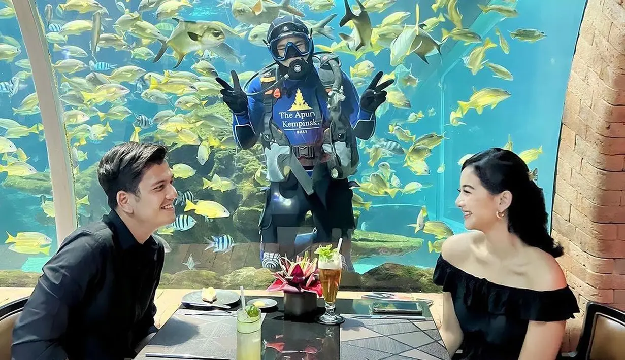 Nikmati momen berdua, Rendi Jhon dan Glenca Chysara habiskan waktu bersama di Bali. Saat honeymoon usai menikah setahun lalu, Bali juga jadi pilihan keduannya. Meski sudah menikah, tak dipungkiri jika Rendi dan Glenca masih terlihat bak pasangan muda. Berpose saling tatap-tatapan, tak sedikit netizen yang baper melihat keduanya. Ditemani ikan-ikan, momen tersebut tentunya jadi lebih berkesan. (Liputan6.com/IG/@glencachysaraofficial)