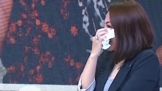 Febby Carol tak tahan menahan air mata saat menceritakan kisah pilu semasa kecilnya (Sumber:YouTube/TRANS TV Official)