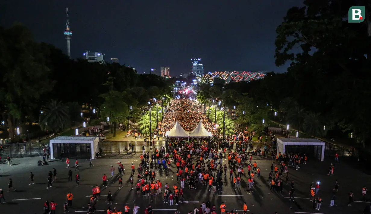 Pendukung Persija Jakarta berbondong-bondong berjalan memasuki stadion untuk menyaksikan laga terakhir BRI Liga 1 2022/2023 antara Persija Jakarta melawan PSS Sleman di Stadion Utama Gelora Bung Karno (SUGBK), Senayan, Jakarta, Sabtu (15/04/2023). (Bola.com/Bagaskara Lazuardi)