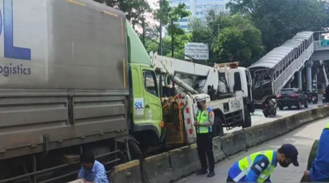 Truk Tabrak Separator Halte Denpasar, Belasan Rute Transjakarta Terlambat