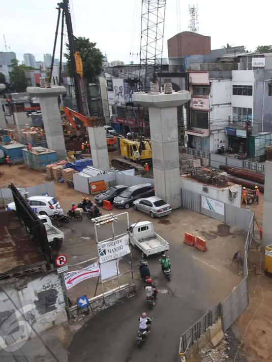 Sejumlah kendaraan melaju di Jalan Fatmawati Raya yang sebagian ruas jalannya ditutup, Jakarta, Kamis (9/2). Penutupan sebagian Jalan Fatmawati untuk mempercepat pembangunan struktur layang proyek Mass Rapid Transit (MRT). (Liputan6.com/Angga Yuniar)