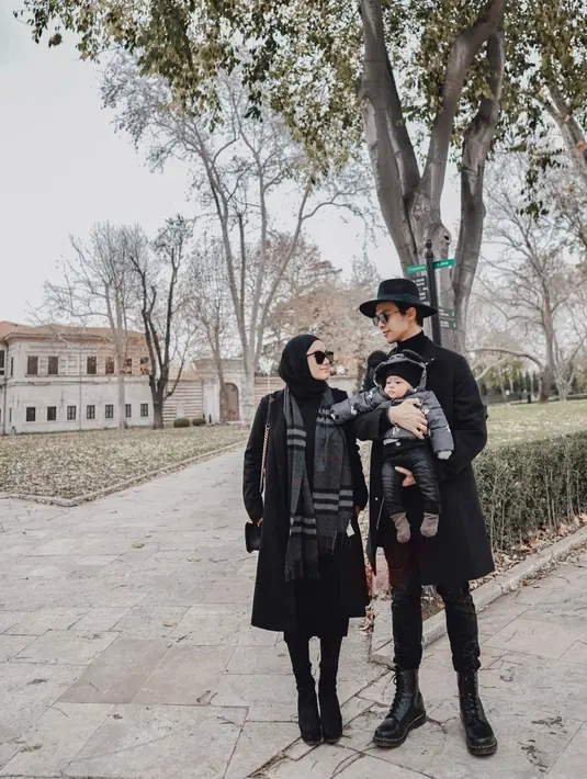 <p>Warna hitam adalah pilihan warna yang tepat untuk menjadi tema couple outfit yang elegan dan menawan.&nbsp;(instagram/dindahw)</p>