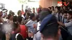 Sidang pembunuhan Marlon Mramra, wartawan TV Mandiri Papua TV kembali digelar dan berlangsung ricuh. Keluarga korban tidak terima terdakwa hanya dituntut 15 tahun penjara. 