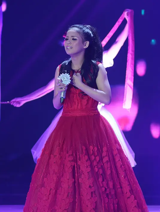 Selain membawa hadiah bernilai ratusan juta rupiah dari tim Indosiar dan sponsor, Putri juga menerima berbagai hadiah dari para petinggi dan penggemarnya di berbagai daerah. Seperi halnya, mobil dan rumah. (Deki Prayoga/Bintang.com)