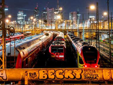 Kereta diparkir di luar stasiun kereta utama selama pemogokan angkutan umum nasional di Frankfurt, Jerman, Senin (27/3/2023). (AP Photo/Michael Probst)