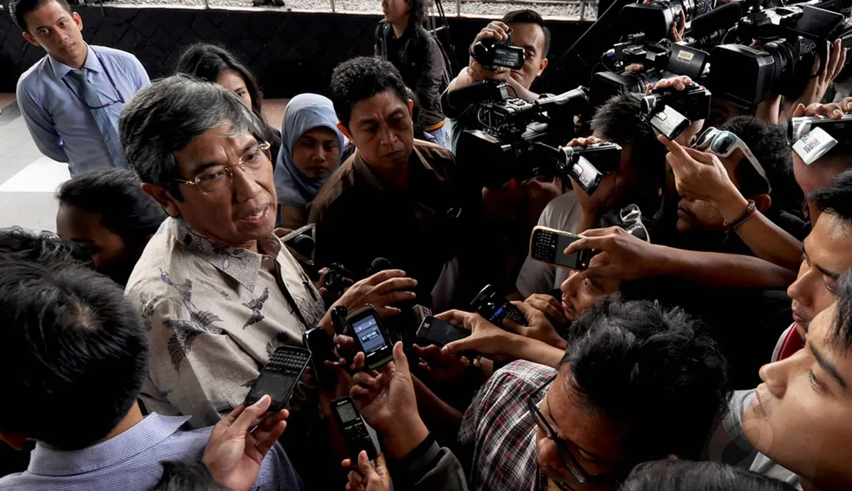 Wamenkeu sekaligus Plt Dirjen Pajak, Mardiasmo (berkaca mata) menjawab beberapa pertanyaan wartawan usai menemui pimpinan KPK di gedung KPK Jakarta, Senin (1/12/2014). (Liputan6.com/Miftahul Hayat)