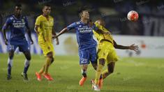 Kim Jeffrey Kurniawan mampu menjaga lini tengah, namun Juan Belencoso tidak produktif pada laga perdana Persib di Torabika Soccer Championship 2016 di Stadion Si Jalak Harupat, Bandung, Sabtu (30/4/2016). (Bola.com/Vitalis Yogi Trisna)