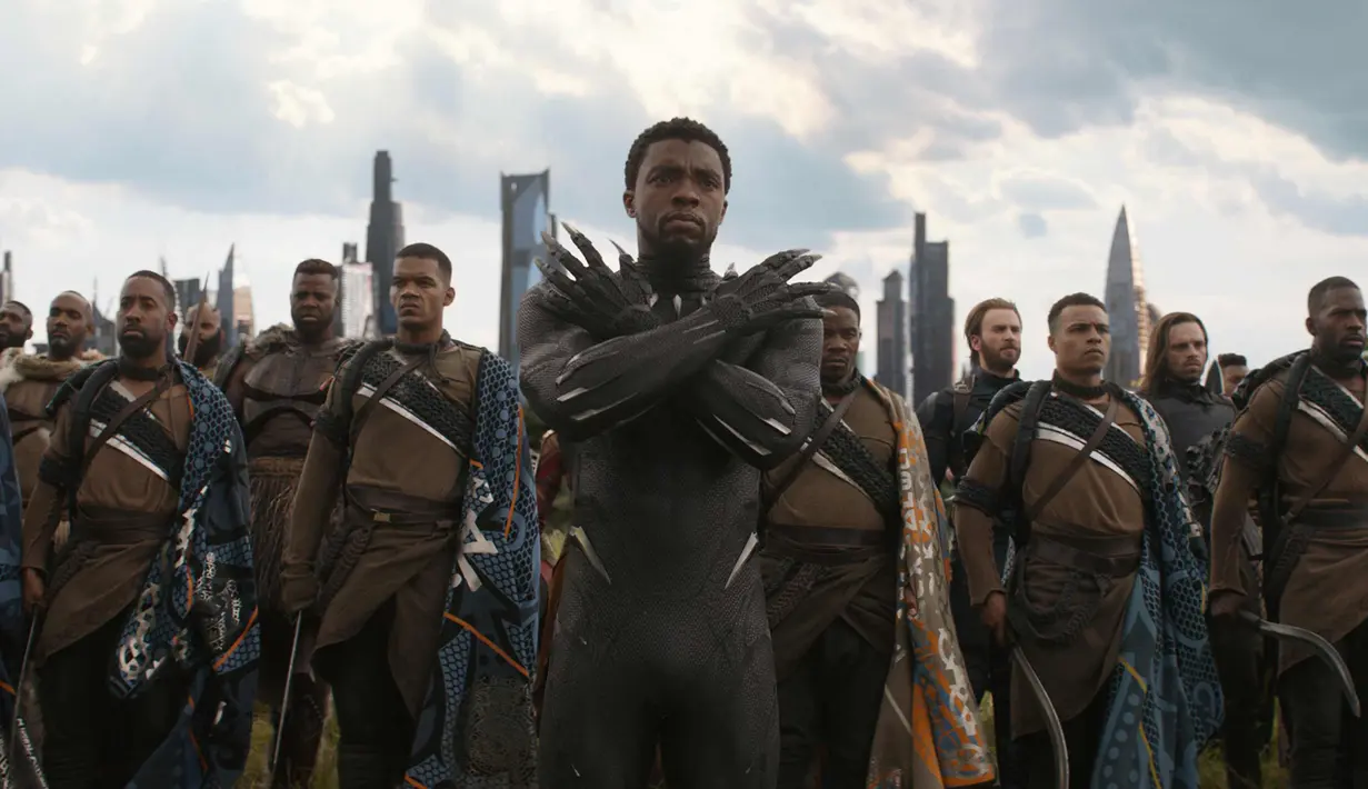 Aktor Chadwick Boseman (tengah) saat beradegan dalam film Avengers Infinity War. Film ini disutradarai oleh Anthony dan Joe Russo, dengan naskah ditulis oleh Christopher Markus & Stephen McFeely. (Marvel Studios via AP)